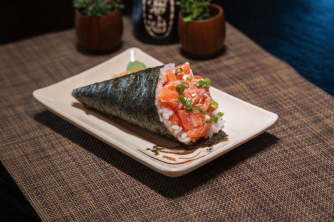 Temaki de salmão do Sushi do Bom